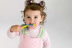 зубная щетка и зубная паста для детей